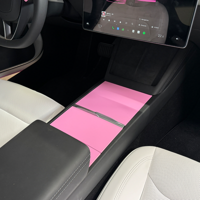 Tesla Model 3 2024+ Highland Folie Mittelkonsole in Satinweiß, Rosa und Carbon Black - zeitgemäßes Erscheinungsbild für Ihren Innenraum.