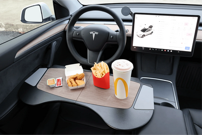 Detailaufnahme des Tesla Model 3 2024+ Highland mobilen Arbeitstisches, höhenverstellbar und klappbar, ideal als Notebooktisch.