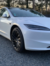 Nahaufnahme der Tesla Model 3 2024+ Highland Felgenabdeckungen 18 Zoll, die perfekte Passform und hochwertige Verarbeitung zeigen.