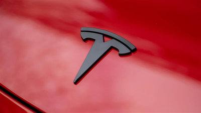 Detailaufnahme des Tesla Model 3 Logo Schwarz mit hochwertiger, wetterfester Oberfläche für ein stilvolles und langlebiges Finish.