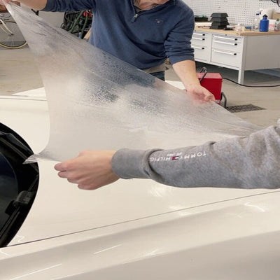 Detailansicht der Tesla Model 3 Lackschutzfolie Stoßstange – Perfekte Passform und einfache Installation mit inkludiertem Montageset.