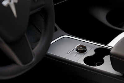 Nahaufnahme des SEXY Knob Adapters für Tesla Model Y mit sichtbaren Bedienknöpfen und OLED-Display für verbesserte Fahrzeugsteuerung.