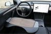 Detailansicht des laptoptisch für Tesla Model S/3/X/Y - Elegantes Design mit Holzoptik, passend zu Ihrem Tesla-Interieur.