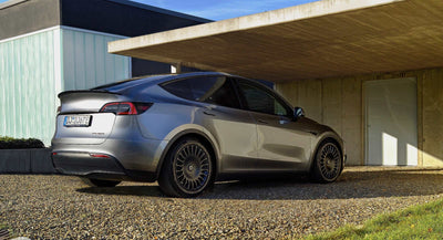 Montierte Tesla Model Y Alufelgen in 19 Zoll – perfekte Passform, kompatibel mit SR, LR und Performance-Modellen, ECE-homologiert.